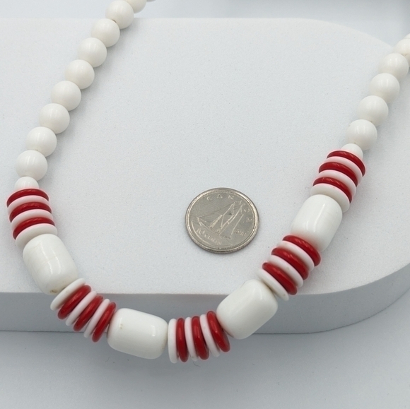 4/24$ 🌻 Vintage beaded red and white single-strand necklace - Picture 3 of 4